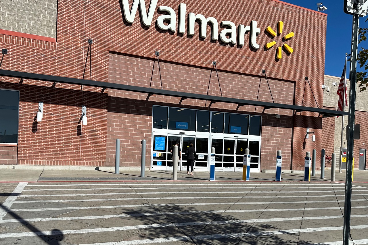 Influencer Damon Darling Banned From Walmart Following Confrontation Over Filming Charitable Giveaways