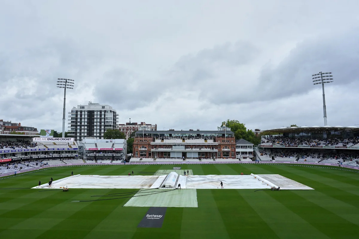 Rain delays England's victory bid in the second test against Pakistan at Lord's.