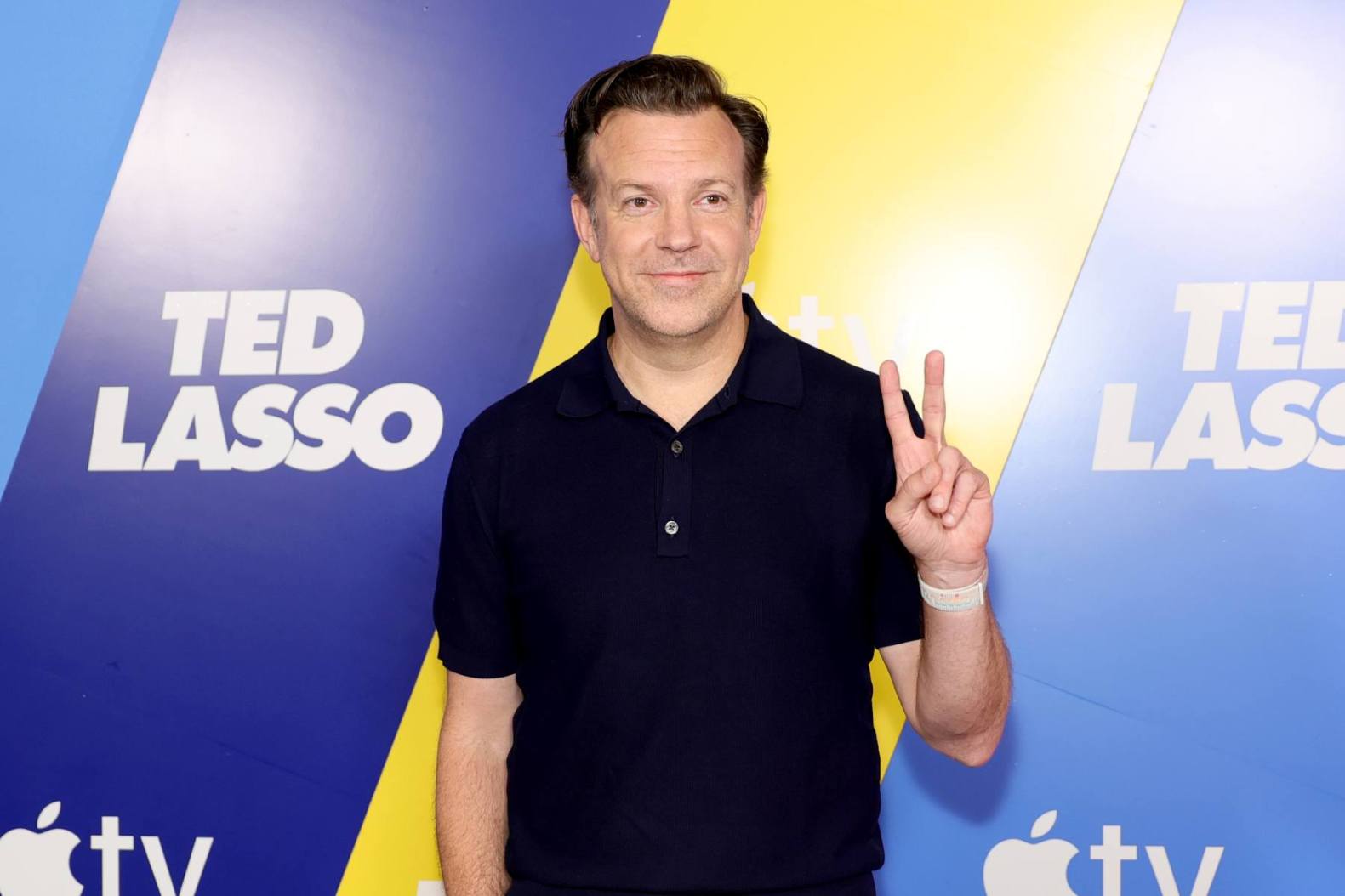 Jason Sudeikis surprises Madison Square Garden crowd, performing Ted Lasso theme with Mumford & Sons
