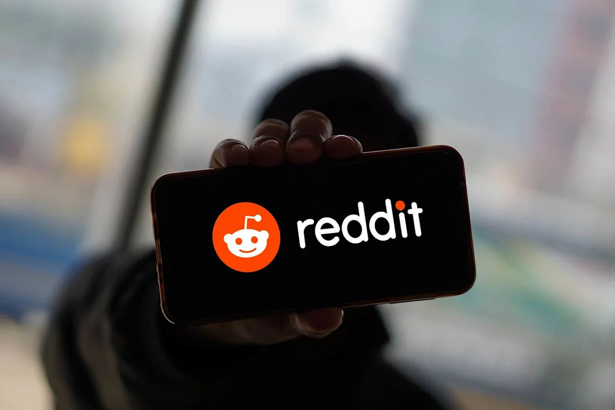 Reddit Shares Decline as Investors Focus on Absence of Major AI Licensing Deals