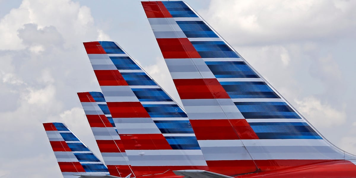 Phoenix Air Traffic Controller Averts Potential Collision Between Two American Airlines Planes