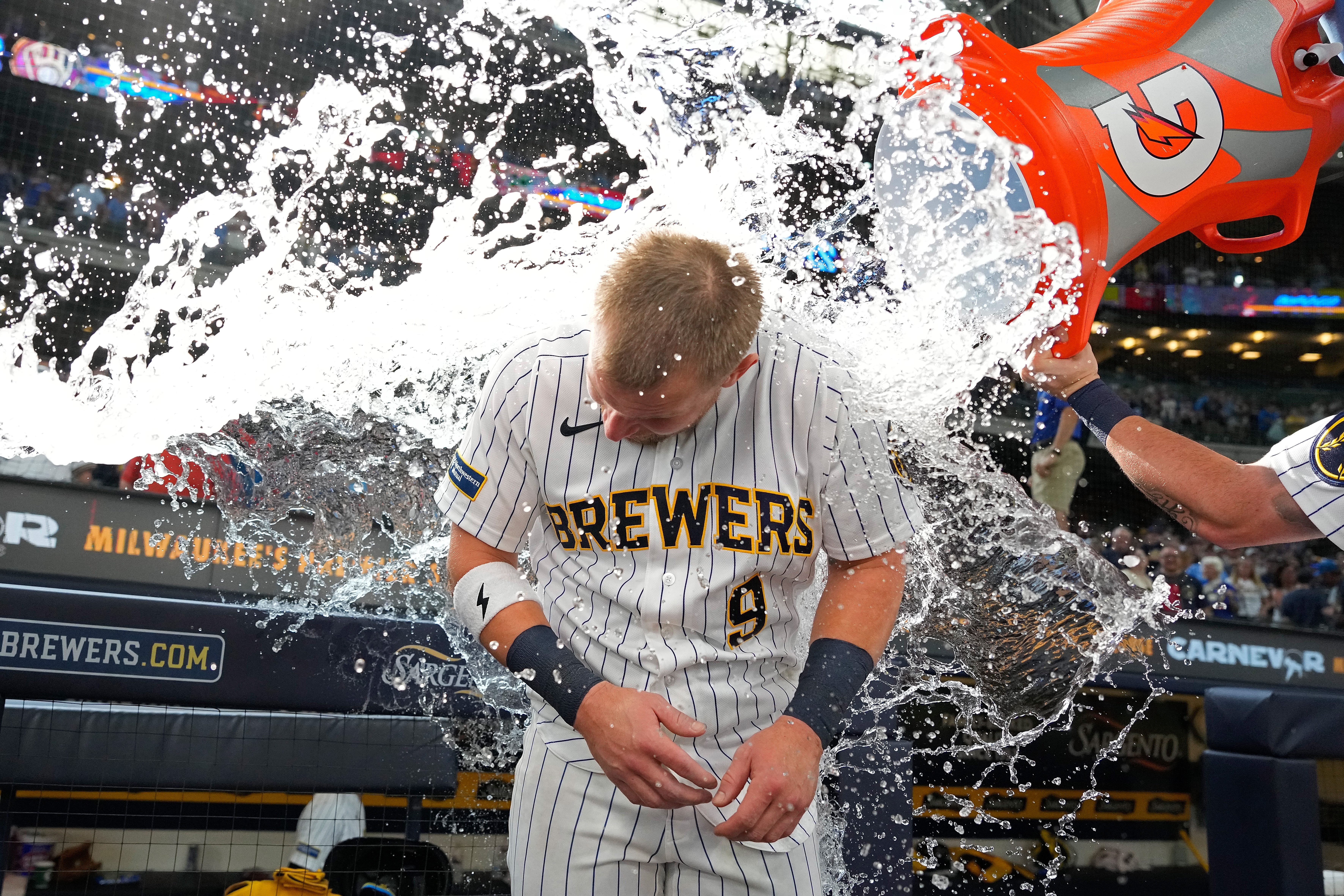 Bauers delivers four hits to lead Brewers in victory over Mariners.