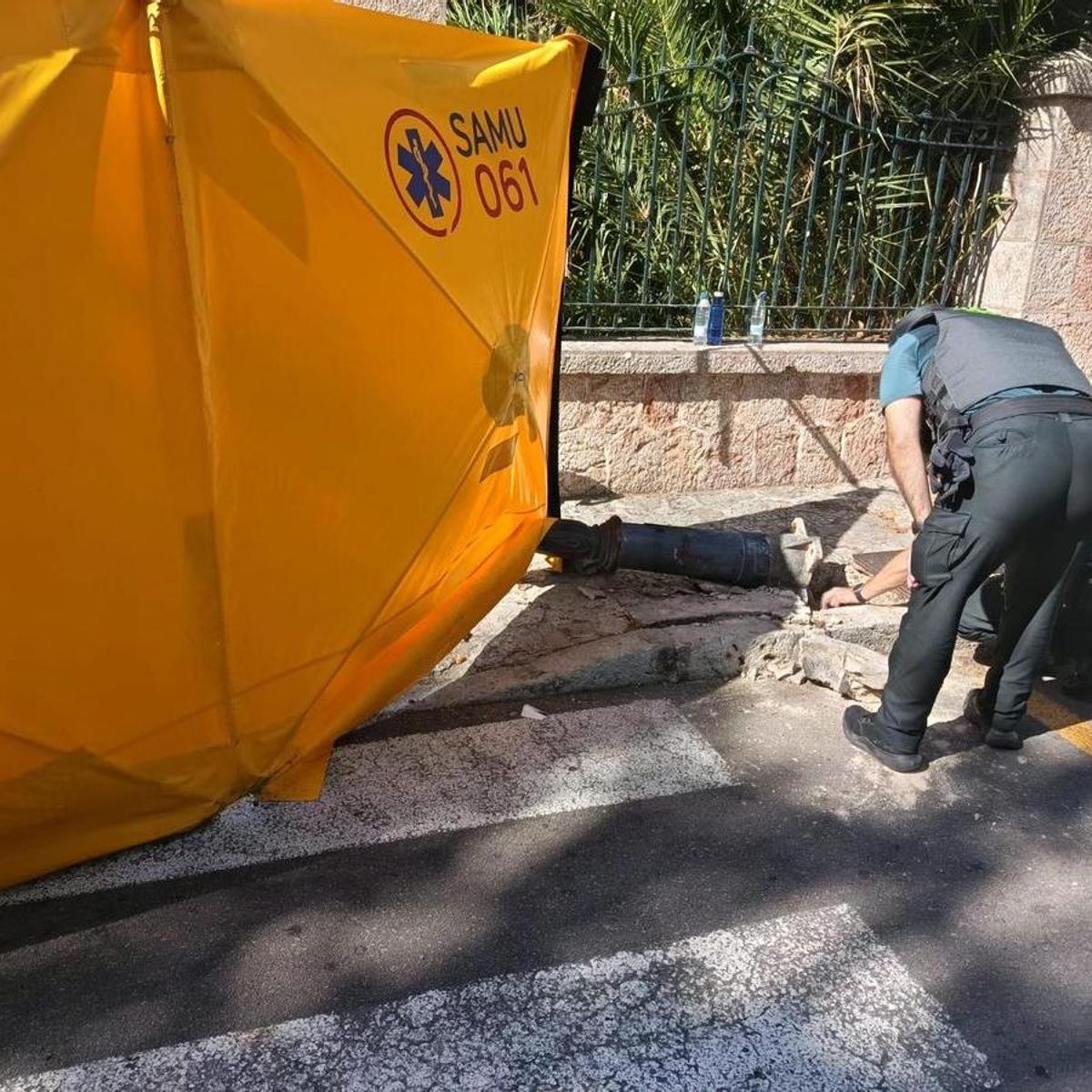 Bus Strikes Lamppost in Mallorca, Killing One Person and Injuring Another