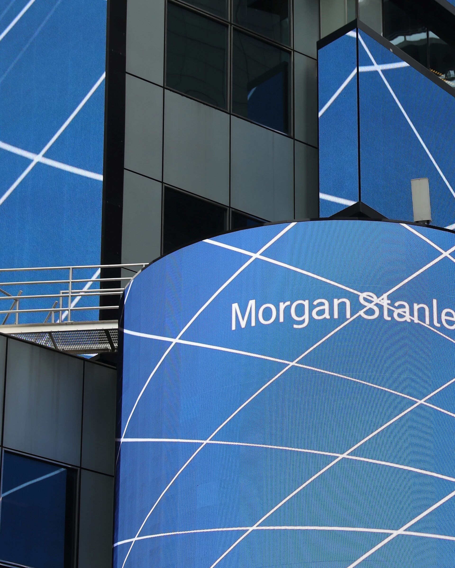 DV Trading Significantly Boosts Stakes in Valaris, Morgan Stanley, and Biotech Stocks