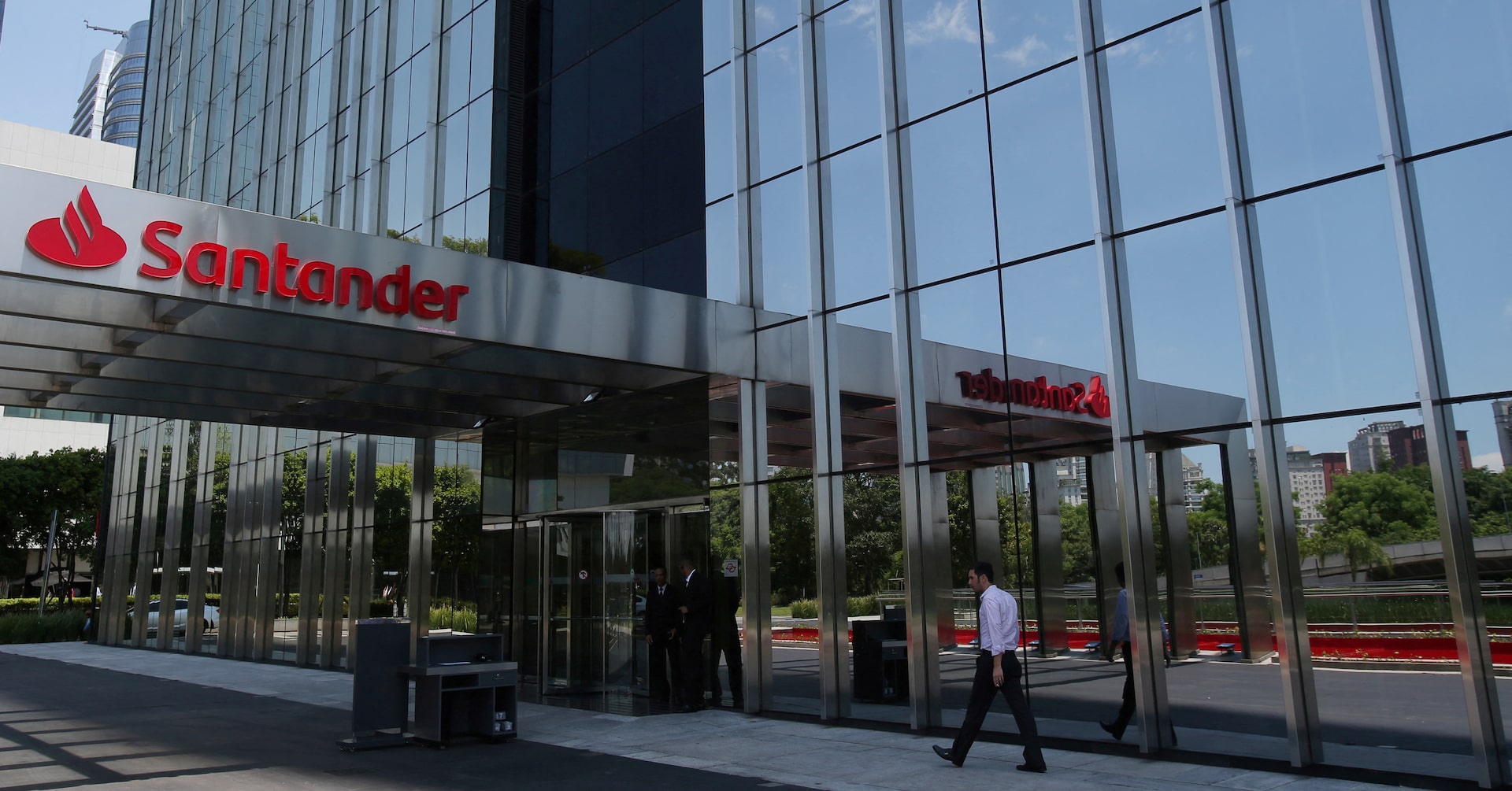 Santander Bids €1.9 Billion for Remaining Santander Brasil Shares to Boost Growth