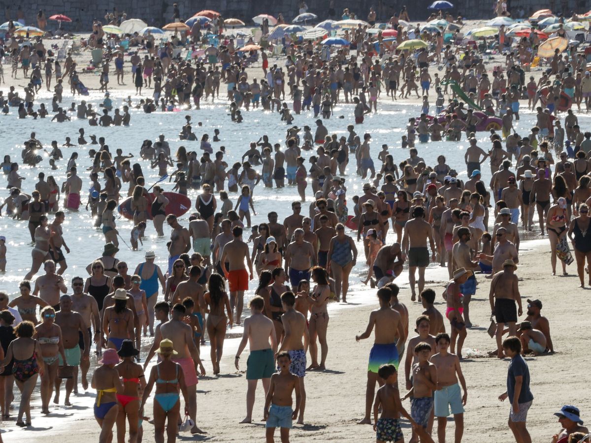 Fallece una mujer en una playa de A Coruña tras sufrir dificultades en el agua