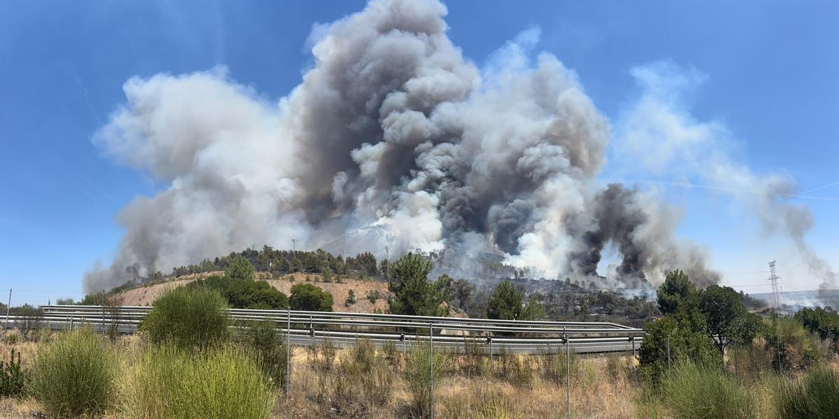 Residents evacuated from Casas de Millán and Grimaldo due to forest fire near A-66