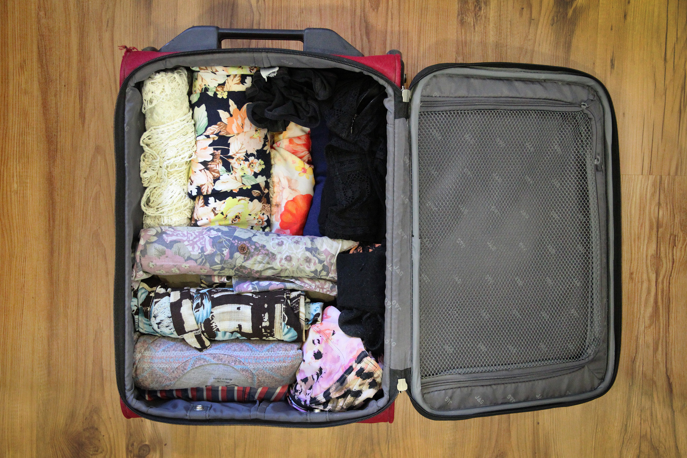 Shoppers praise Lekesky cabin suitcase for packing a week's essentials, avoiding airline baggage fees