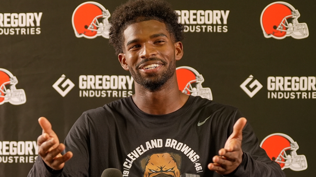 Cleveland Browns' Quarterback Competition Between Sanders and Watson Remains Early, Key Evaluation Nears