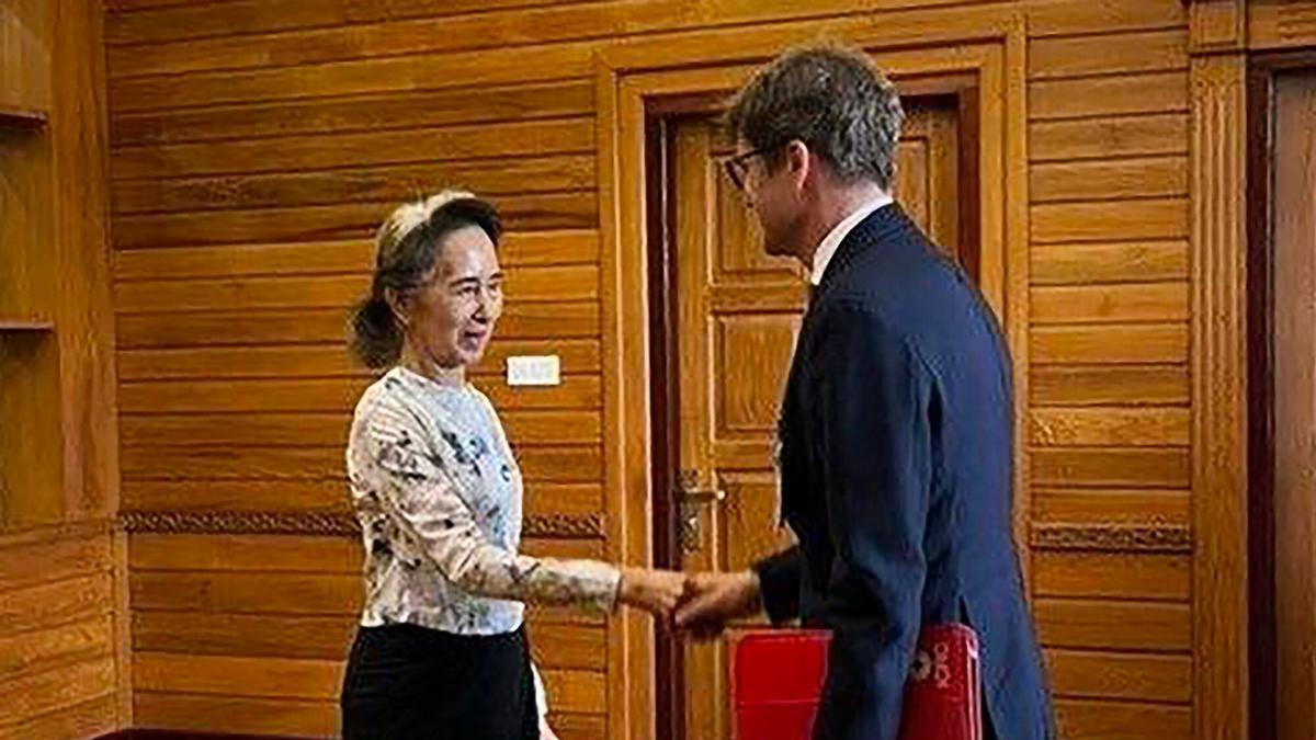 Myanmar's Government Finally Shows Suu Kyi Meeting Red Cross Amid Health Concerns
