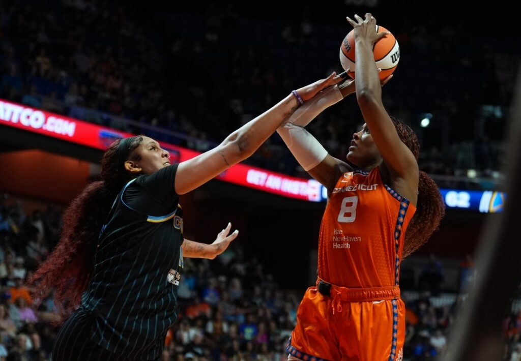 Aaliyah Edwards scores a career-high 26 points to lead the Connecticut Sun past Chicago.