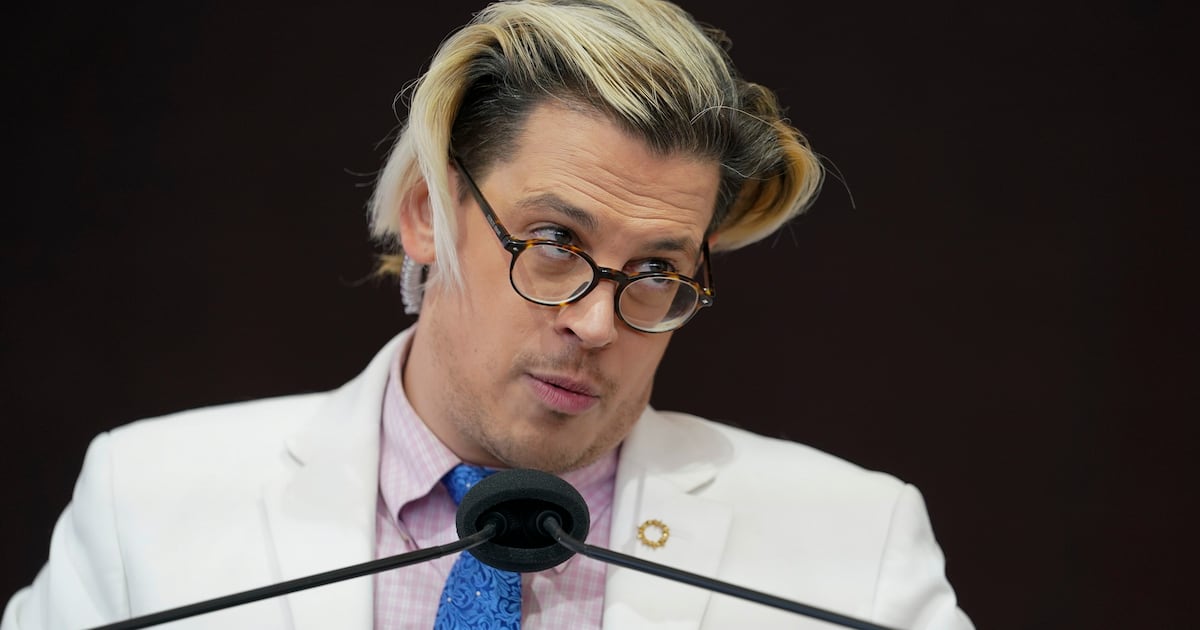 Far-right commentator Milo Yiannopoulos has been deported following an immigration arrest in Louisiana.