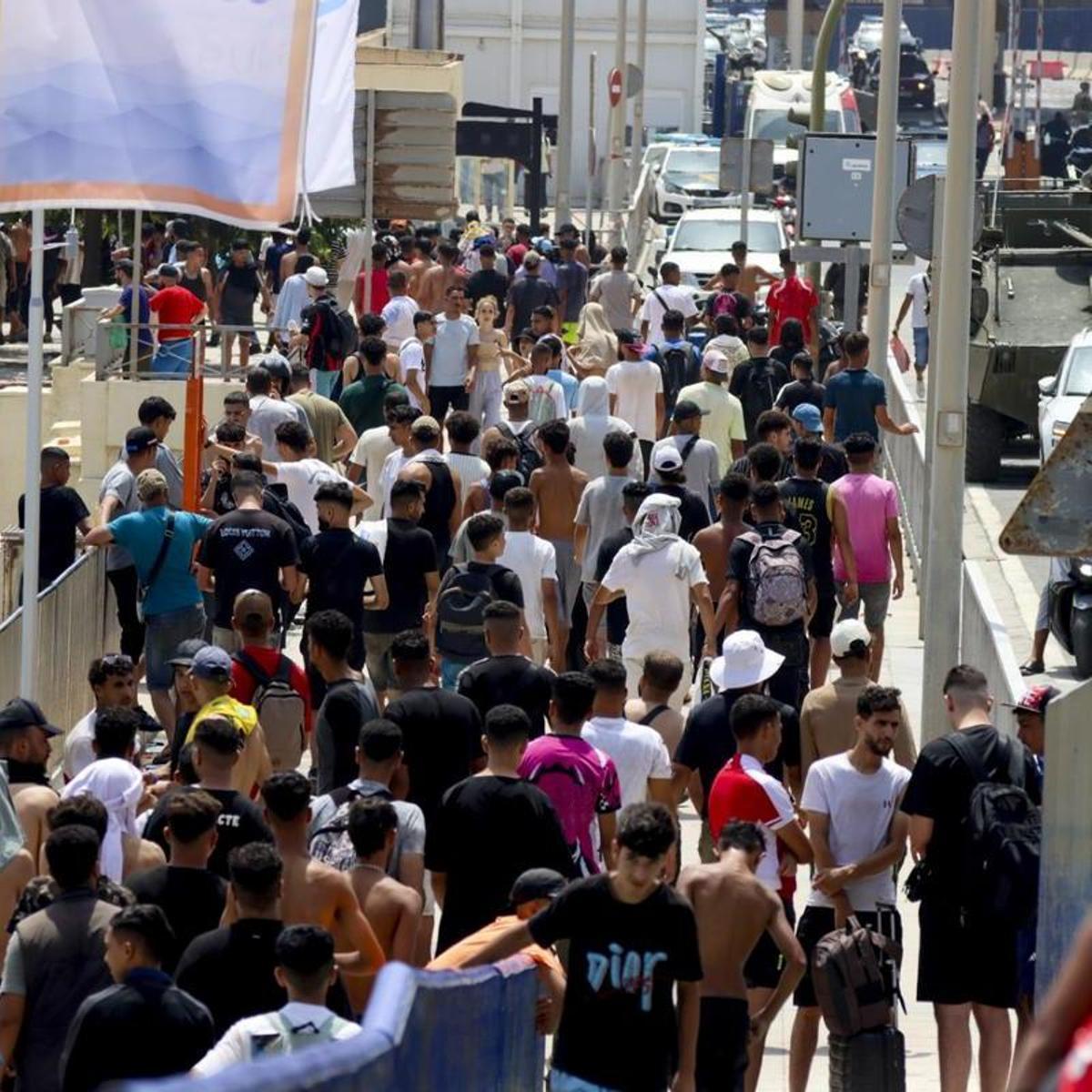 Feijóo questions intelligence services; Government clarifies CNI unaware of Ceuta mass entry swiftly managed.