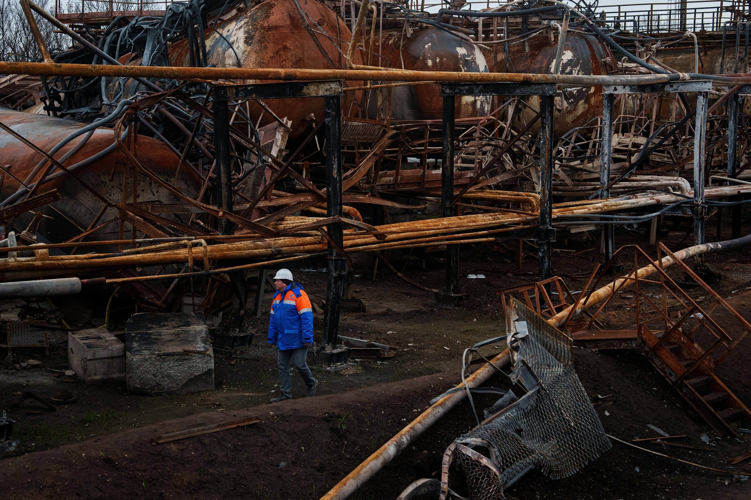 Russia escalates missile and drone attacks on Ukraine's energy infrastructure, impacting gas output.