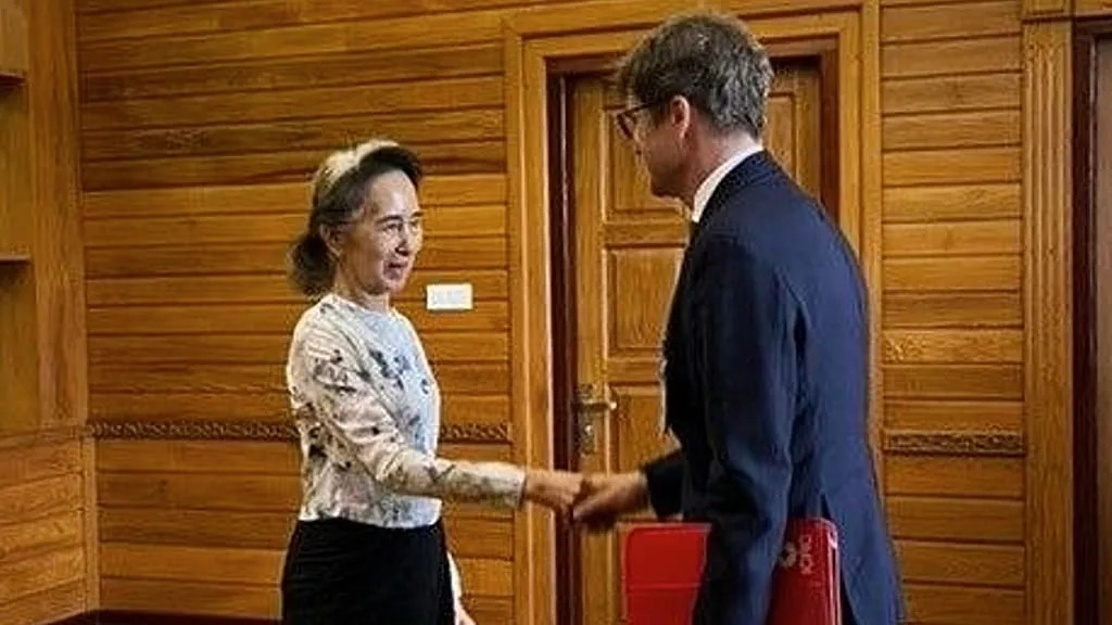 Aung San Suu Kyi holds first public meeting with Red Cross representative since 2021 coup
