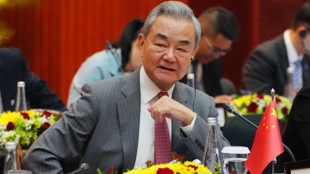 Chinese Foreign Minister Wang Yi urges US to remove obstacles ahead of upcoming summit.