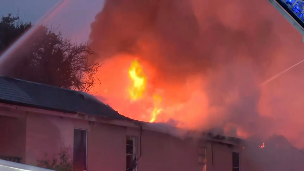 Fort Worth fights 3-alarm apartment fire near I-30