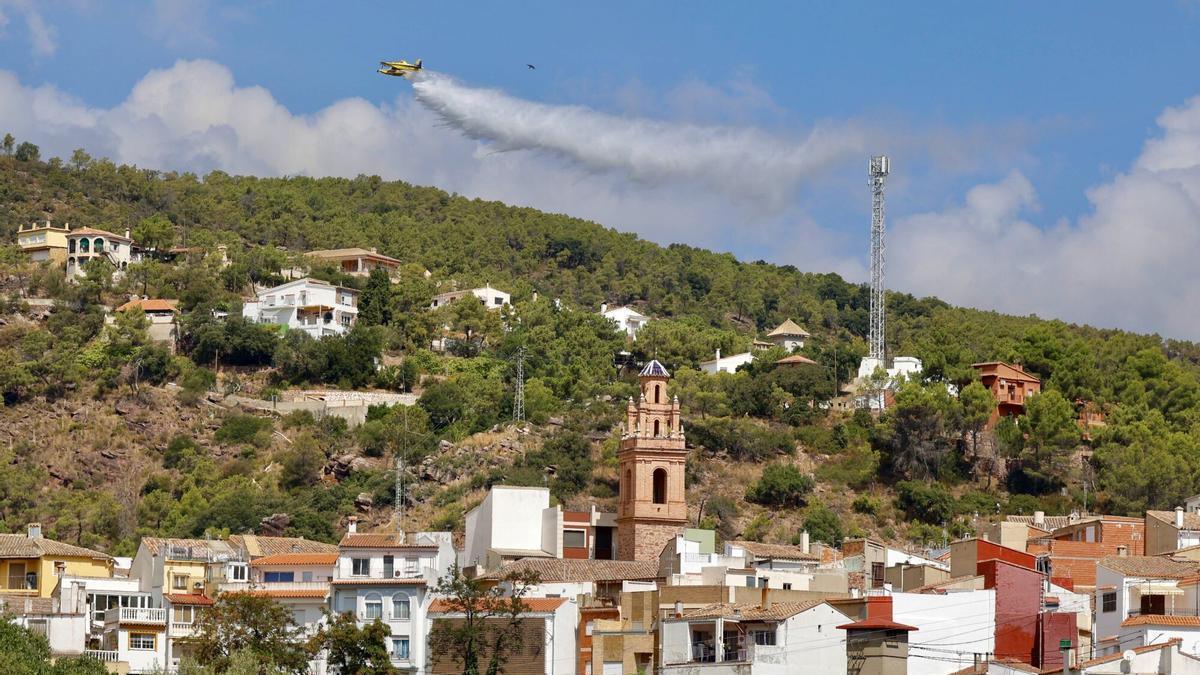 Bomberos contienen el incendio de Serra Calderona pero mantienen el desalojo de Gátova