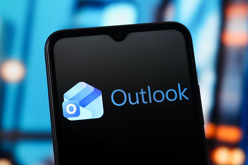 Global Microsoft Outlook Outage Disrupts Thousands of Users and Triggers Stock Dip