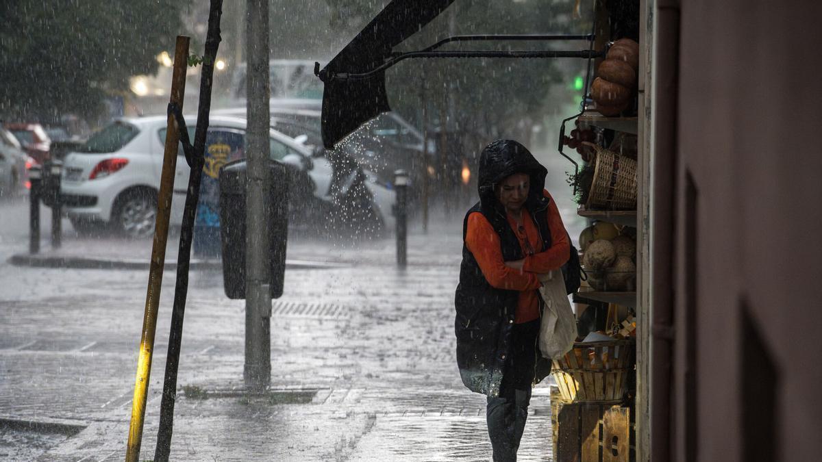 Potente borrasca se acerca a España bajo vigilancia del Centro Nacional de Huracanes