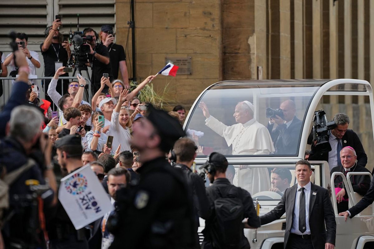 Pope Leo Urges Diplomacy and Nuclear Disarmament During Visit to France
