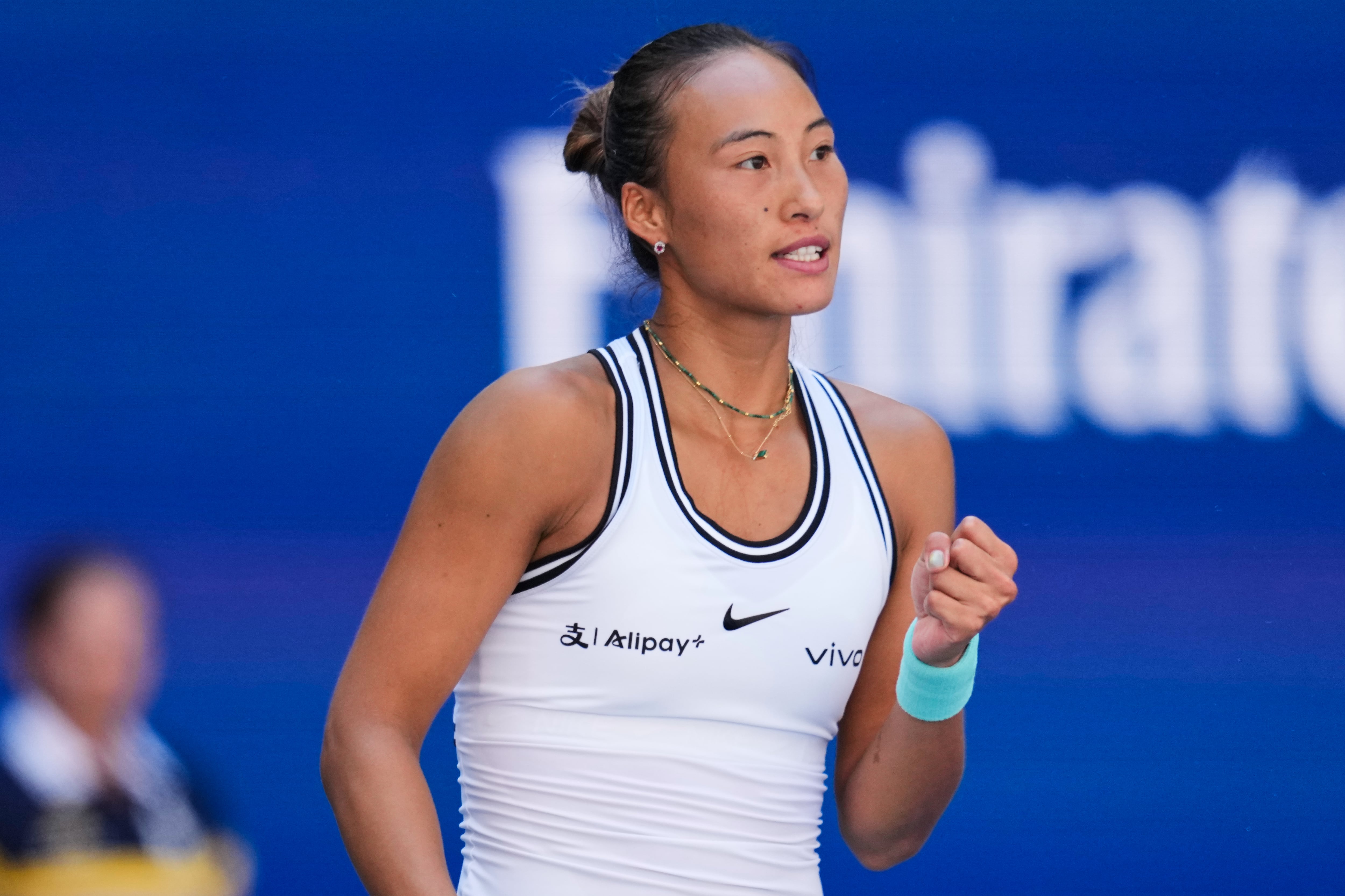 Zheng Qinwen erases deficit to beat Iga Swiatek and reach US Open quarterfinals
