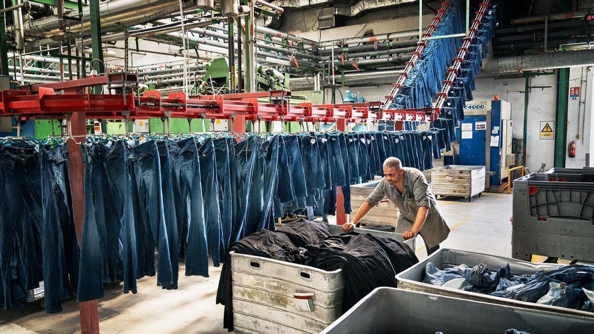 La Unión Europea implementa el pasaporte digital para reducir el impacto ambiental textil