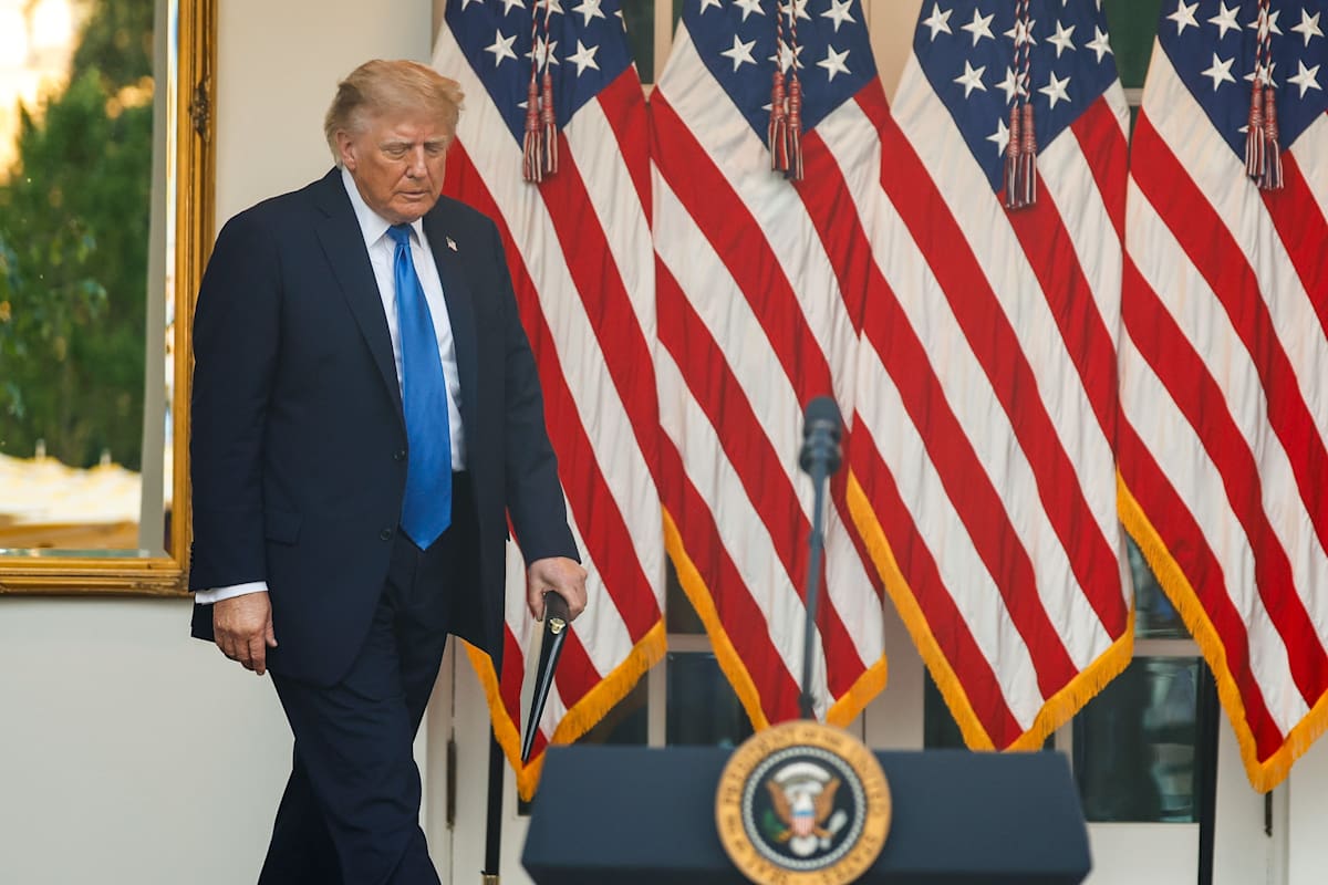 Trump Hosts Rose Garden Dinner as War Chest Grows