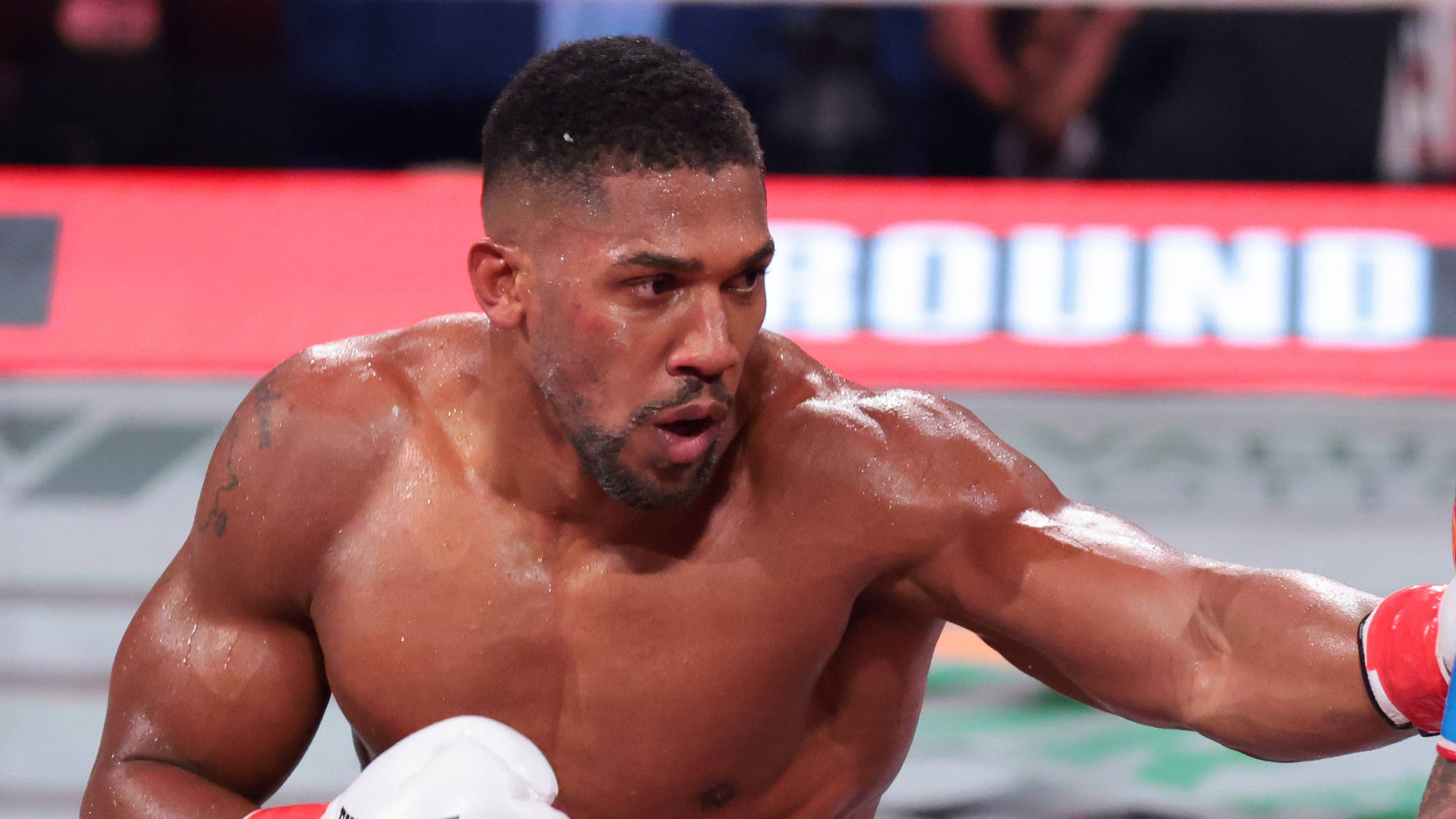 Tyson Fury and Anthony Joshua Heavyweight Bout Faces New Scheduling and Promoter Disputes