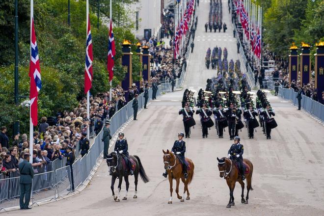 Noruegos madrugan para dar el último adiós al rey Harald V en Oslo