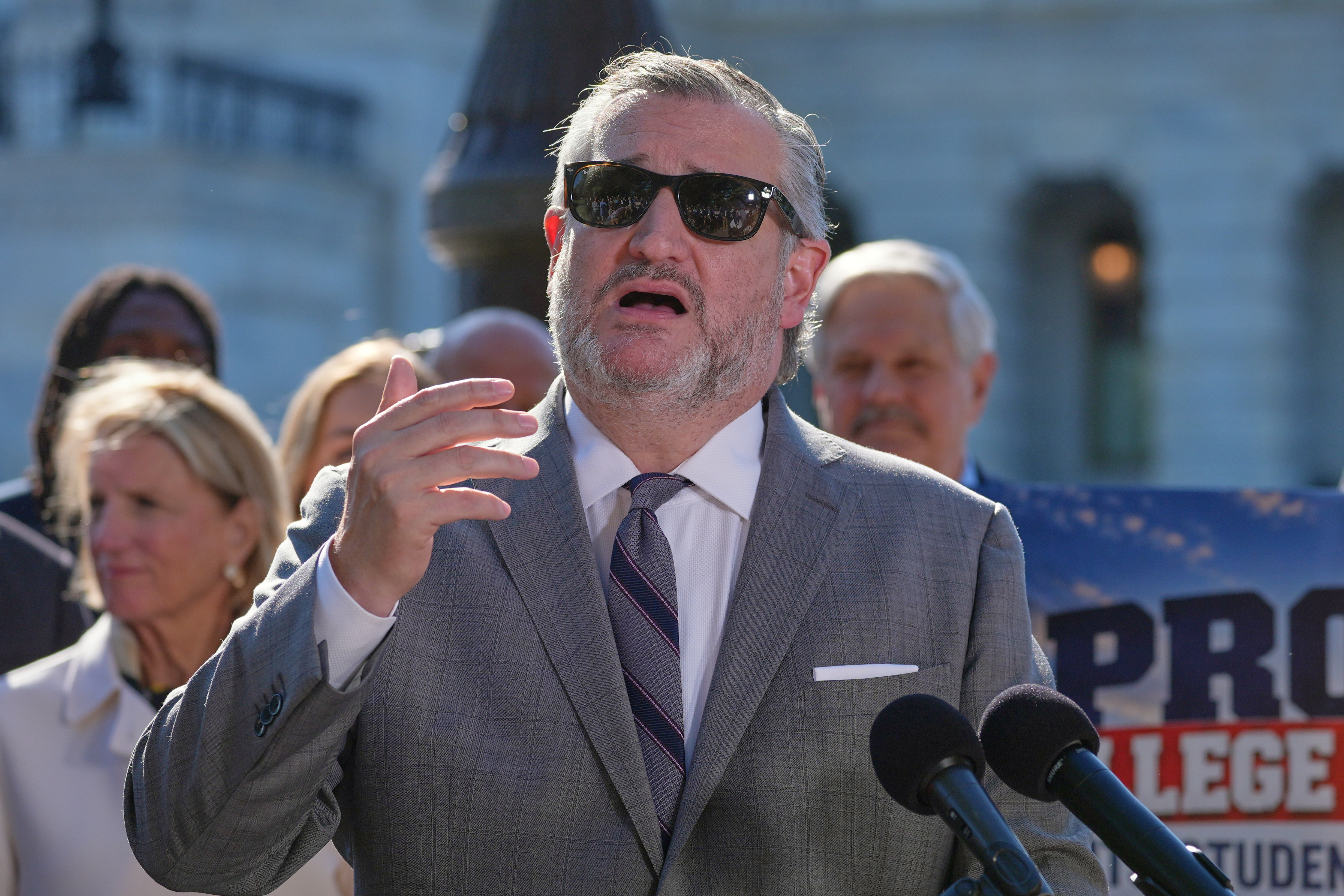 Senate advances bipartisan bill to create federal rules for college athletics