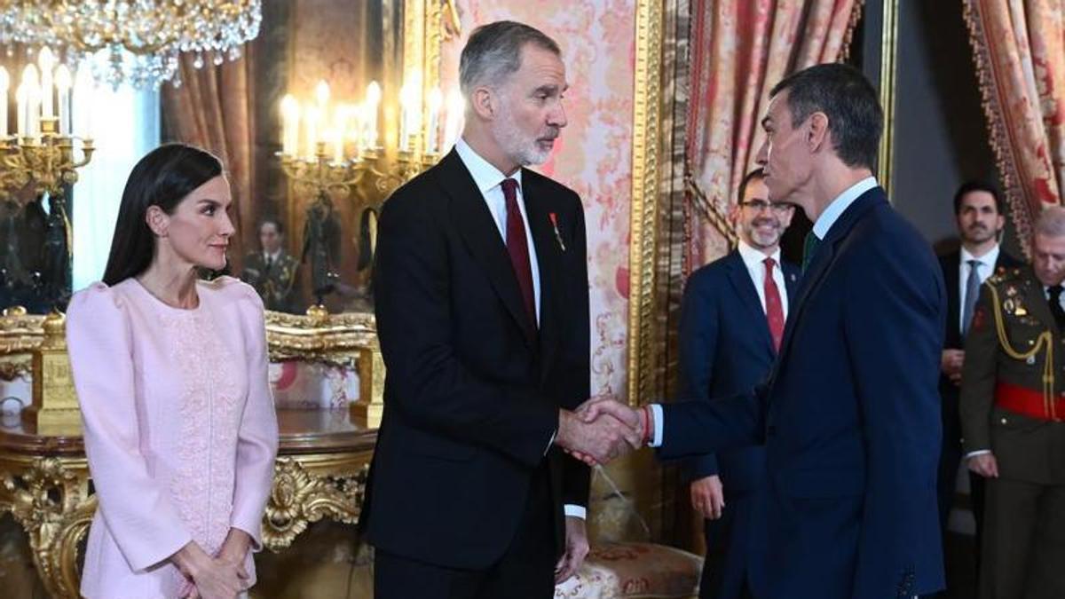 Analistas y excolaboradores detallan los límites del Gobierno sobre los viajes oficiales del Rey