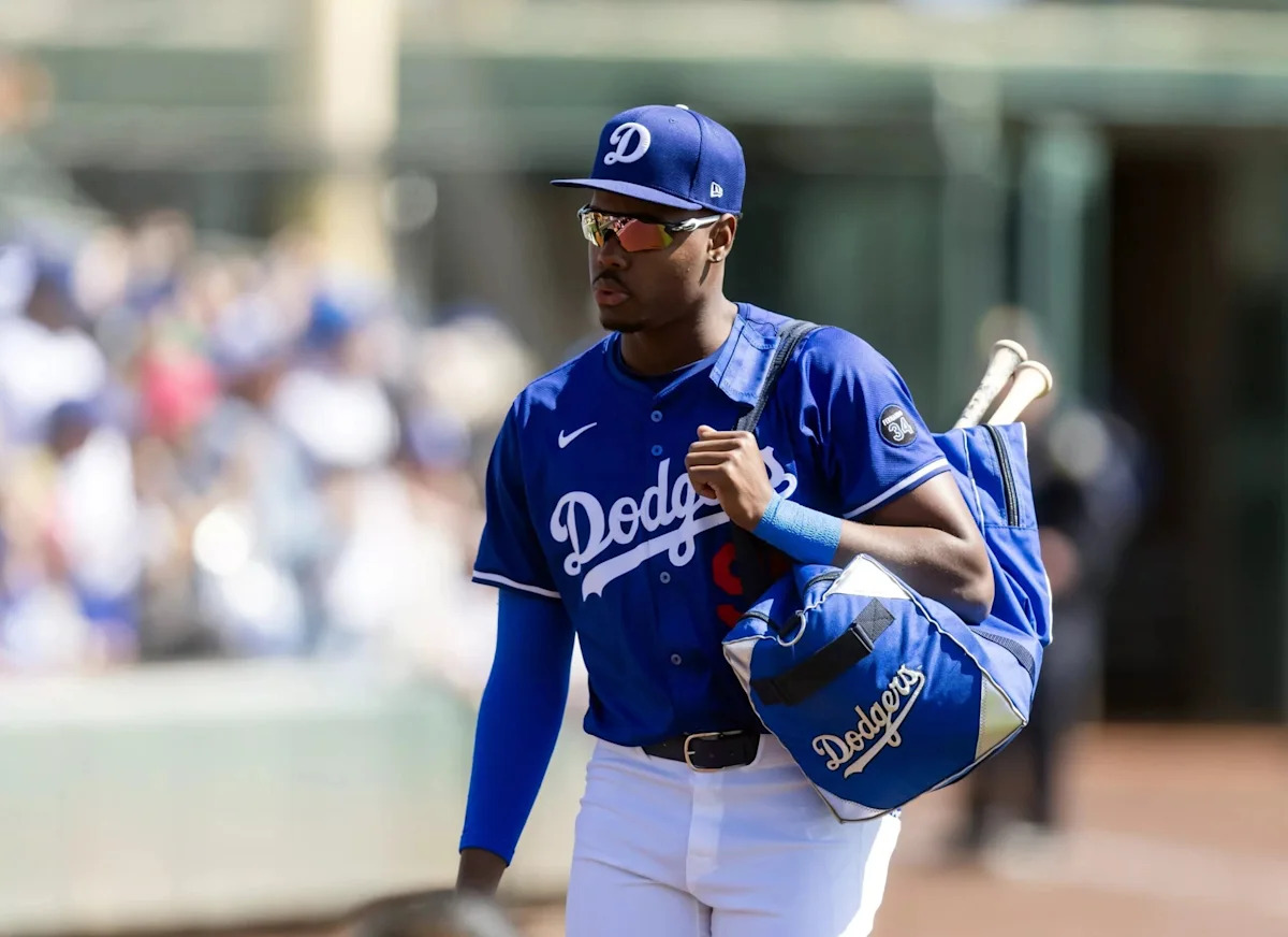 Teoscar Hernandez Powers Dodgers Past Reds for Sixth Straight Victory