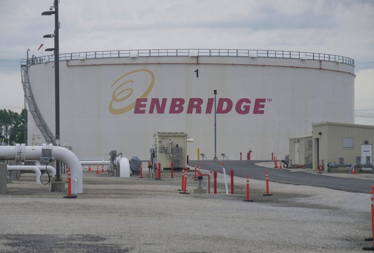 Enbridge launches a $2.6 billion share offering to fund its latest asset acquisition.