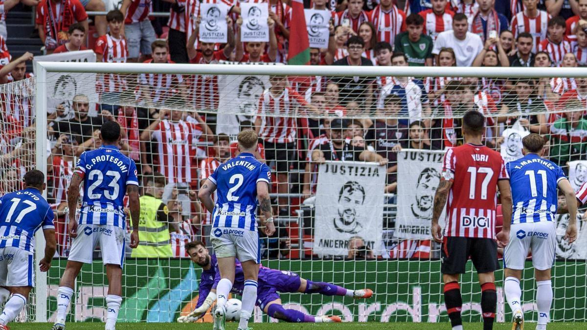 La solidez defensiva del Alavés frena las escasas ocasiones del Athletic Club