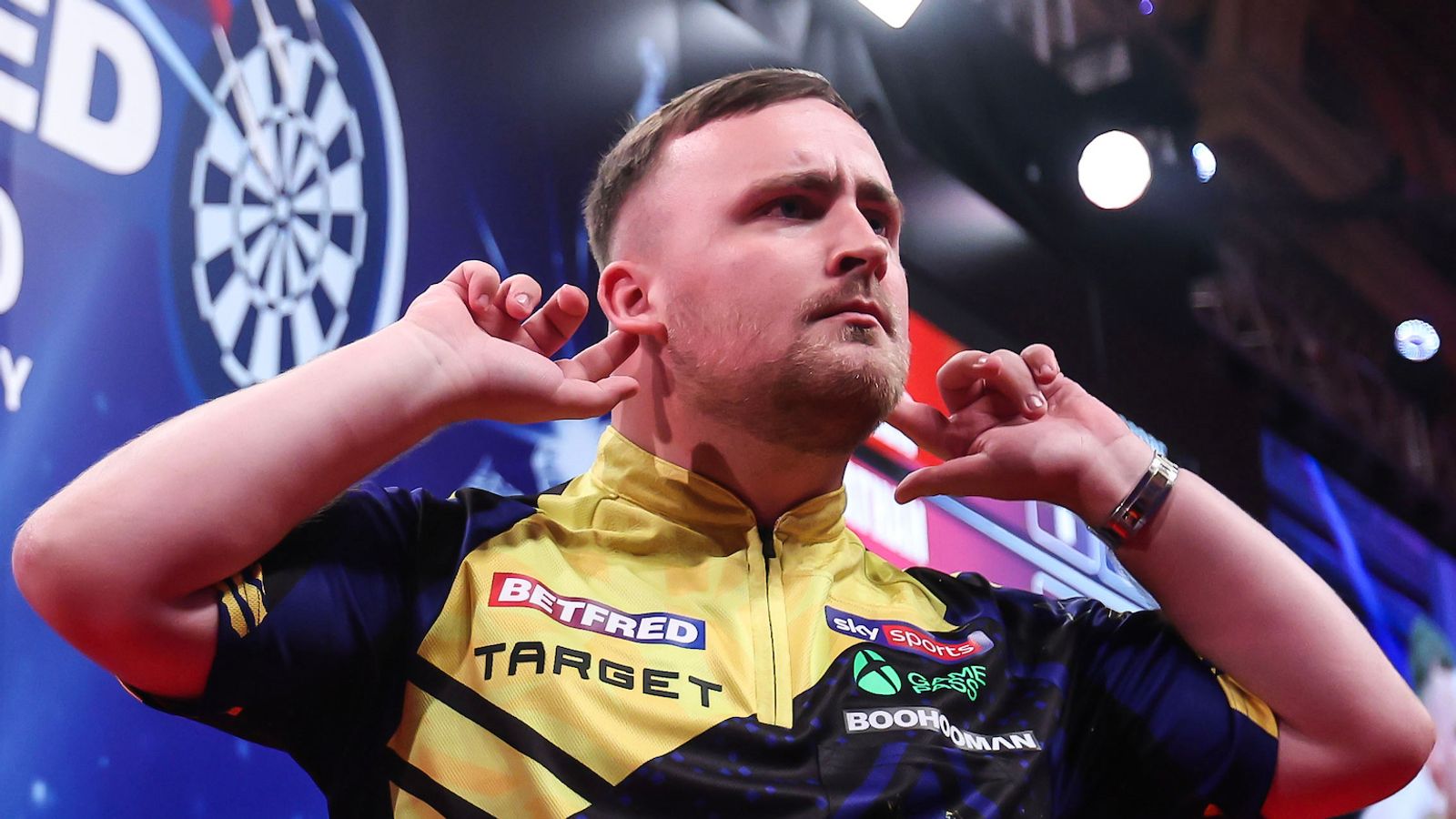 Luke Littler edges Nathan Aspinall to reach World Series quarter-finals in Amsterdam.