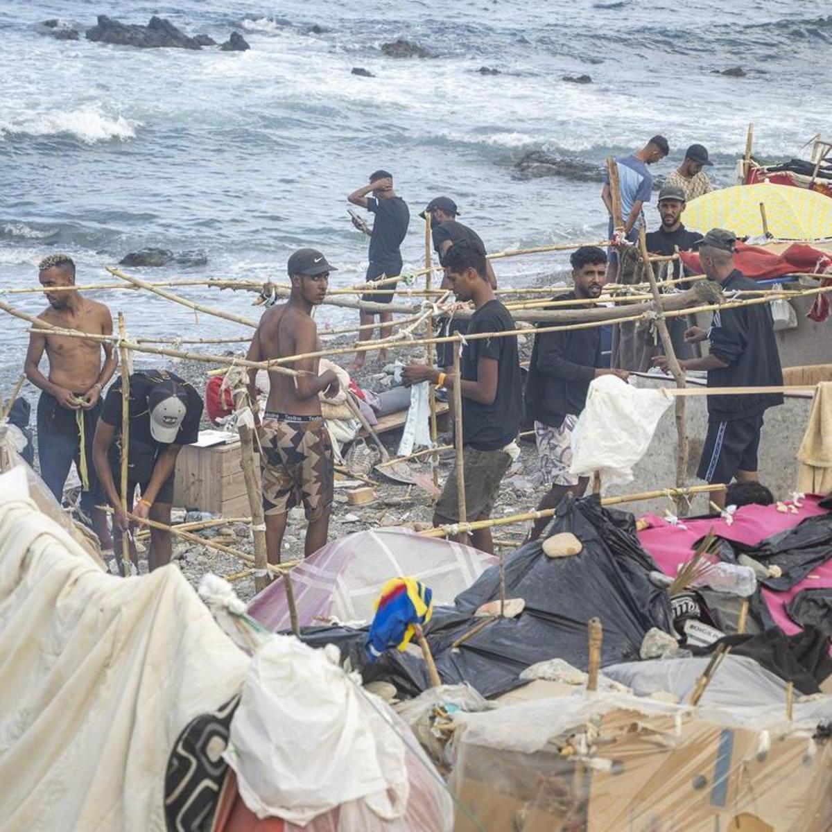 Ciudadanos se concentran en Ceuta para exigir el fin de la crisis