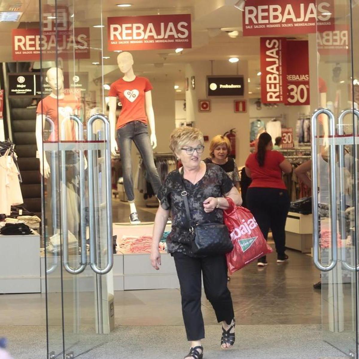 La afluencia a los centros comerciales sube por el calor pero las ventas apenas crecen