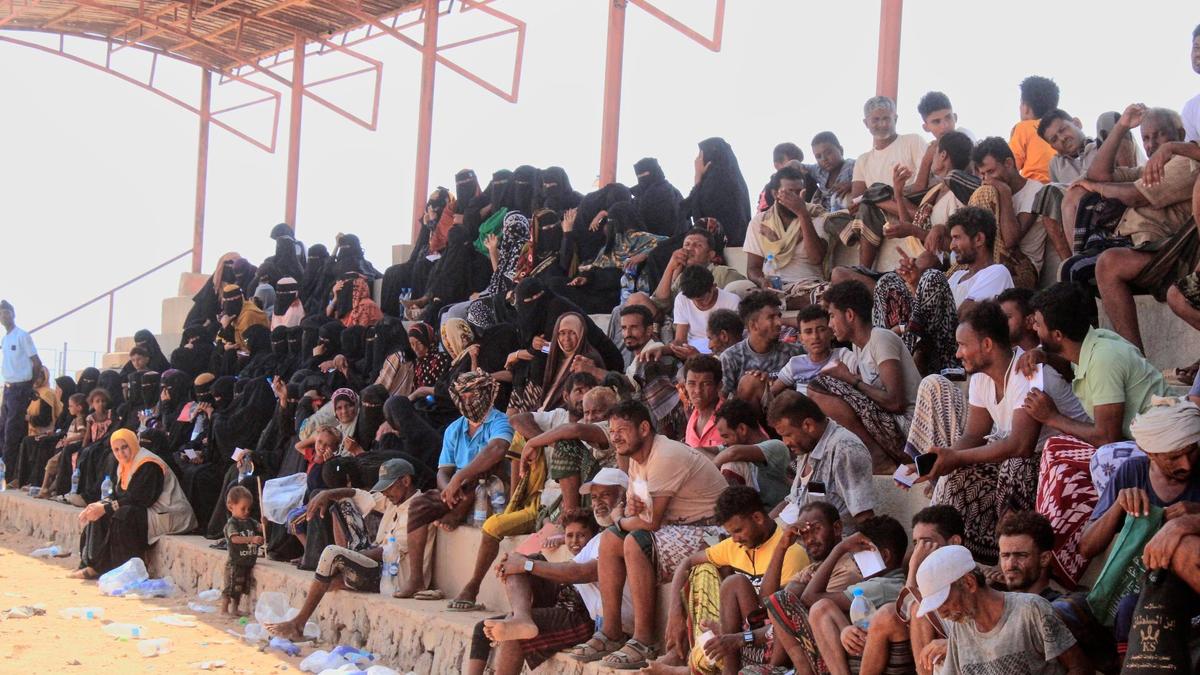 Yemen Displacement Hits 112,000 as Houthi Forces Advance Toward Strategic Strait