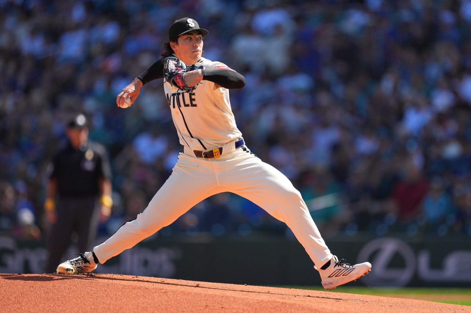 Bryan Woo Pitches Eight Shutout Innings as Mariners Defeat Athletics