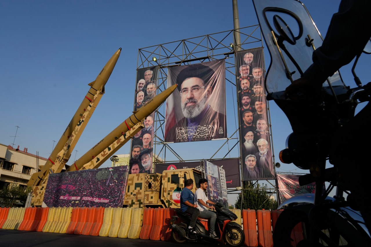 Iranian Rial Plummets to Record Low Amid Severe Inflation and U.S. Sanctions