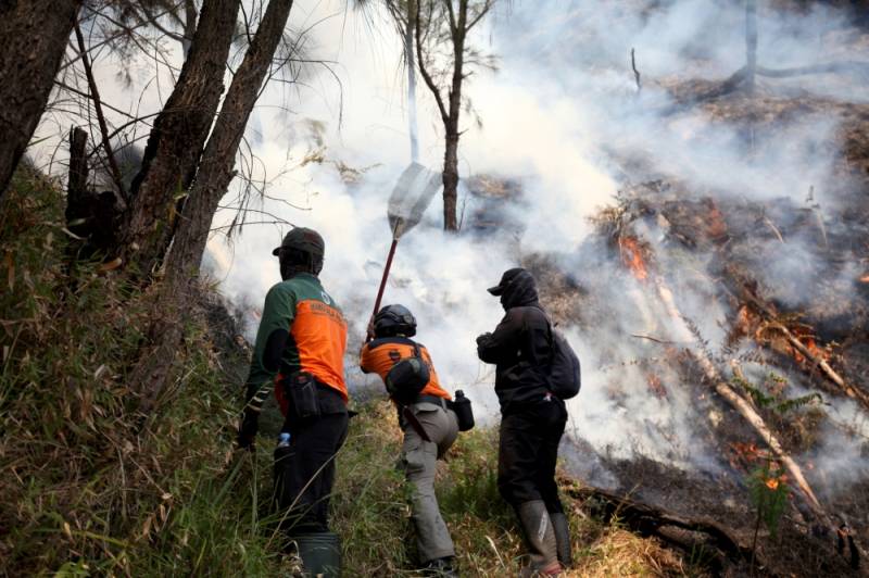 Malaysia sends aircraft and firefighting personnel to help Indonesia combat severe Kalimantan wildfires.