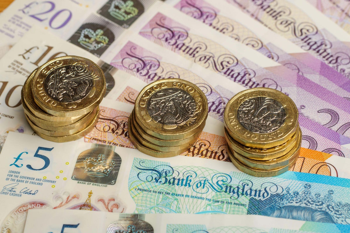 Bank of England Considers Halting Long-Term Bond Sales to Ease Yield Pressures