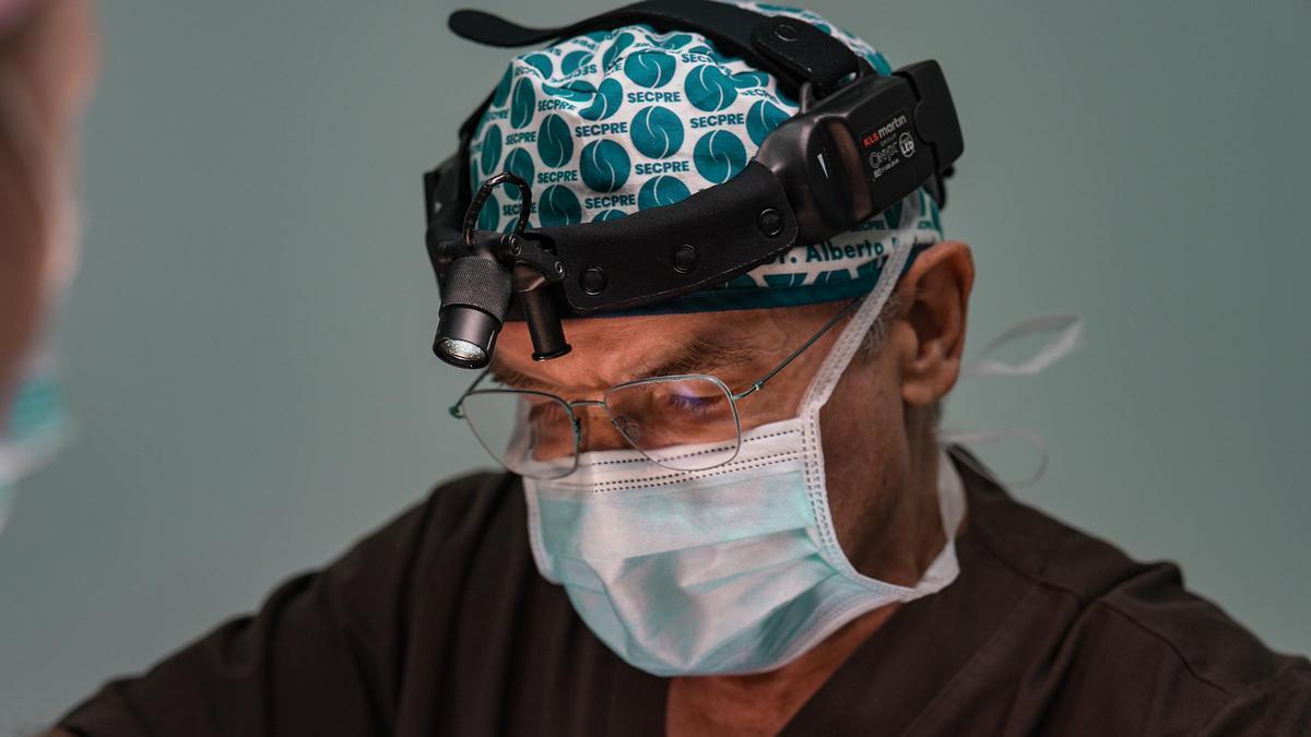 El cirujano Alberto Redondo lidera un estudio sobre la evolución de implantes mamarios