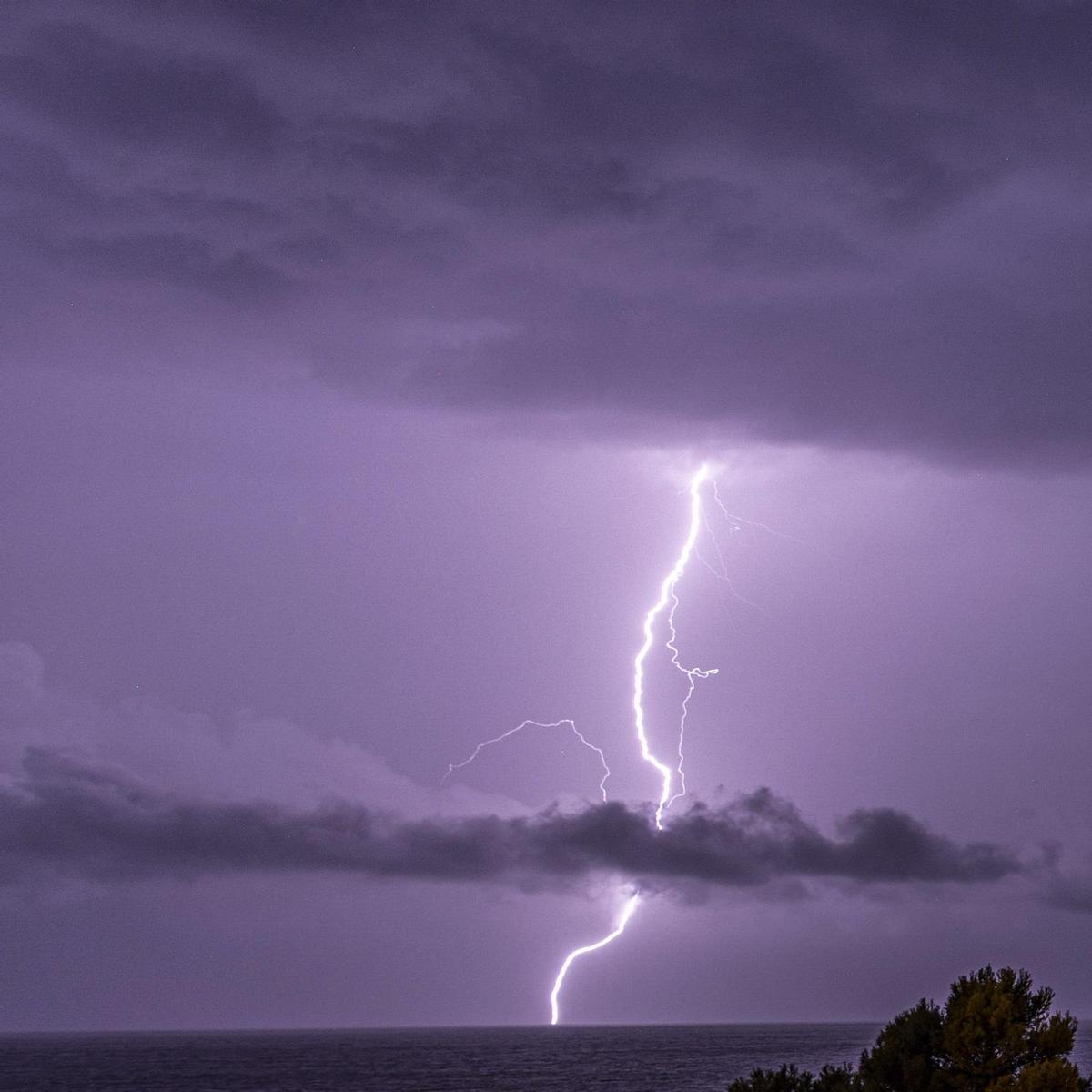 Aemet advierte que las fuertes lluvias torrenciales persistirán hasta la tarde del jueves