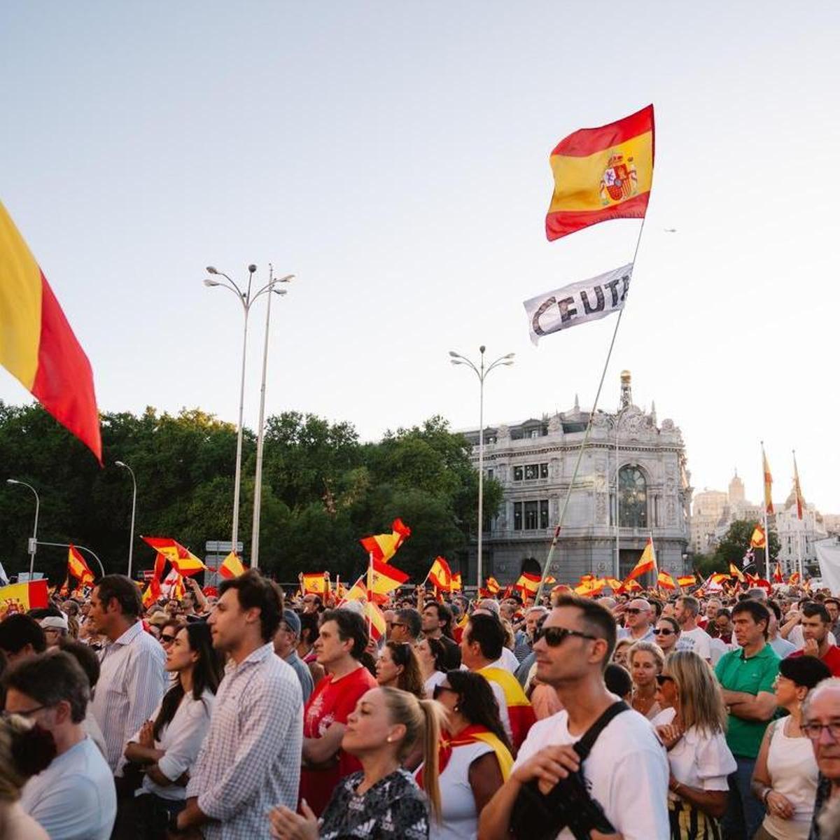 Miles de manifestantes desbordan la plaza de Cibeles para defender a Ceuta y criticar al Gobierno