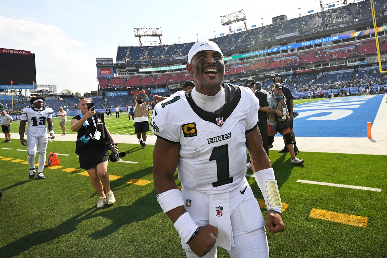 Jalen Hurts Throws Late Touchdown Pass as Eagles Rally to Defeat Titans