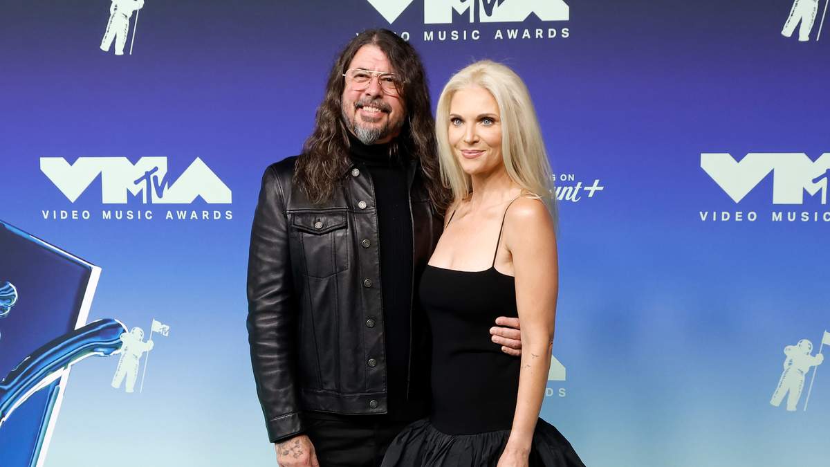 Dave Grohl and wife Jordyn Blum appear united at VMAs following scandal