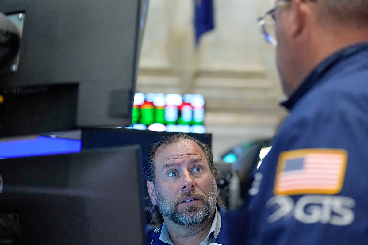 Wall Street Rises as Tech Gains and Lower Oil Prices Ease Market Volatility
