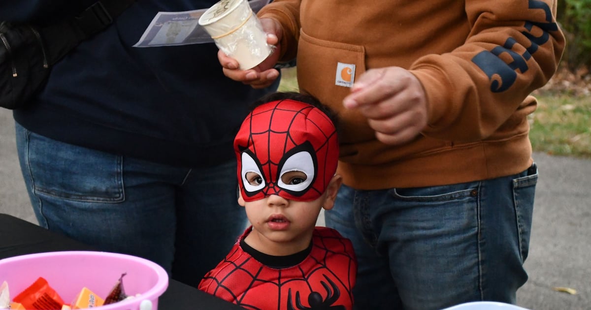 Communities across the U.S. prepare for Halloween with festivals and haunted attractions.